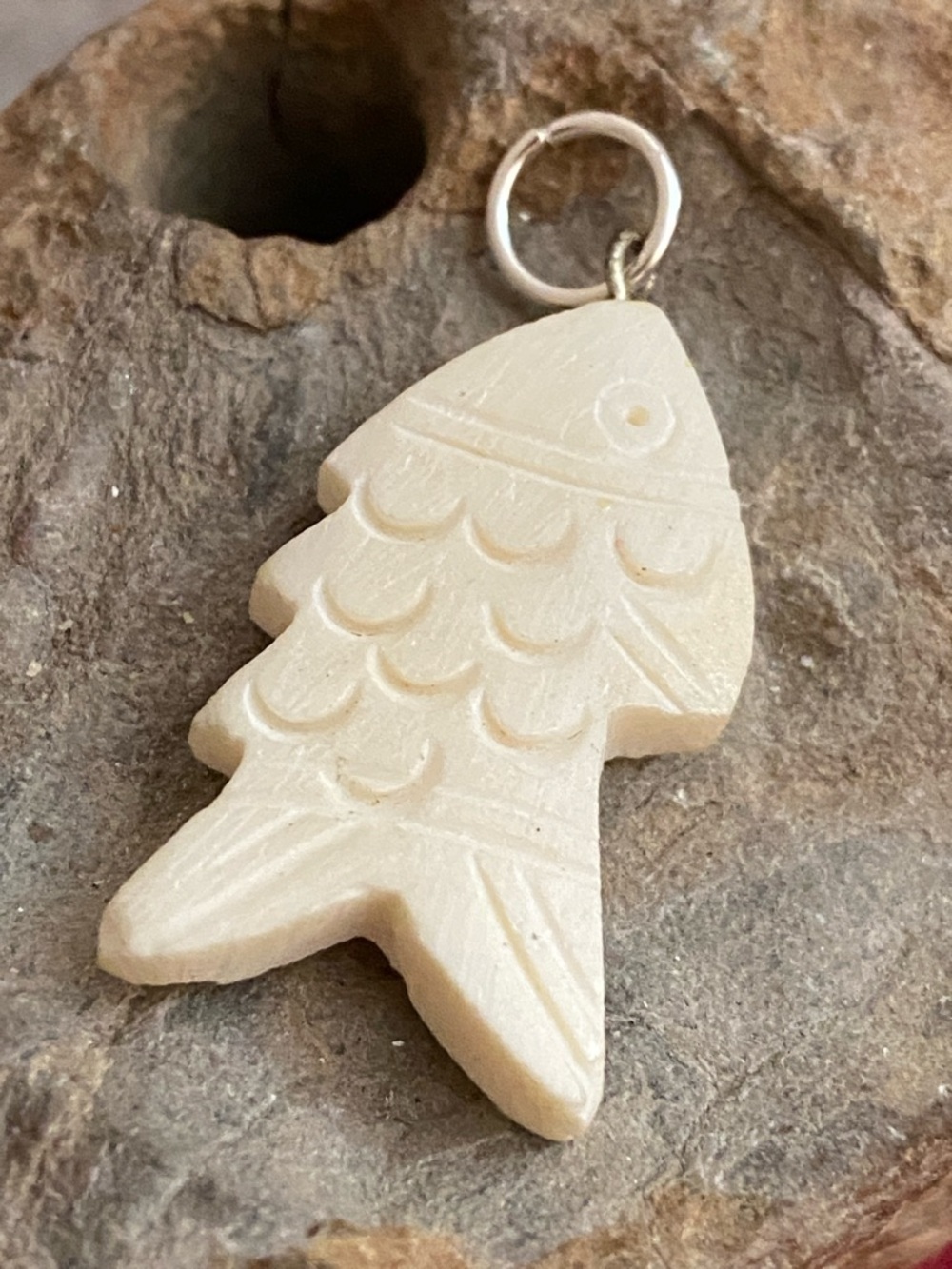 5/$10❤️❤️❤️Vintage Natural Bone Fish Pendant Charm
